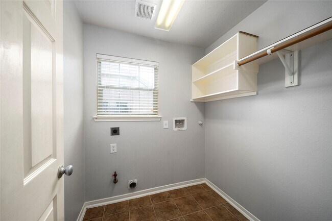 Building Photo - 312 Falcon Lake Dr