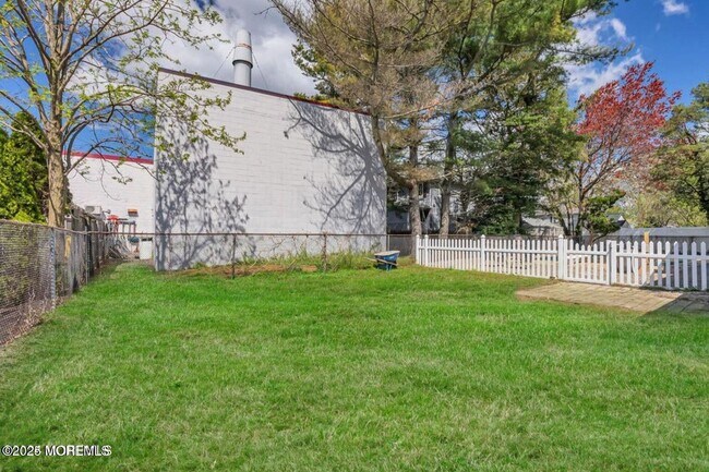 Building Photo - 1145 Roe Ave