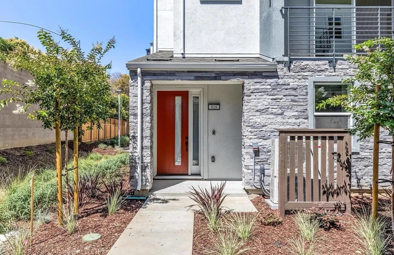 Building Photo - 818 Redberry Way