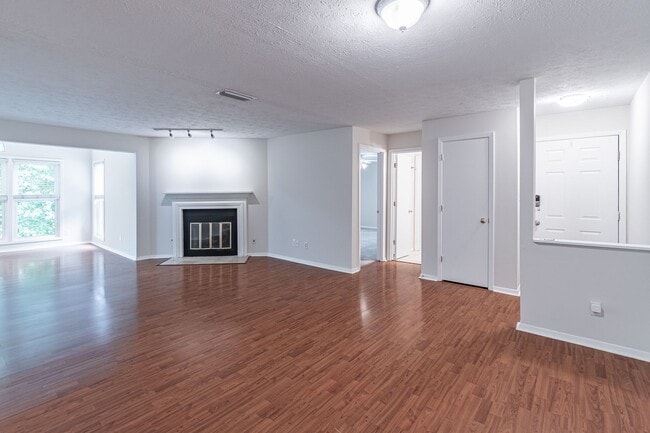 Building Photo - Welcome to this charming 2 bedroom, 2 bath...