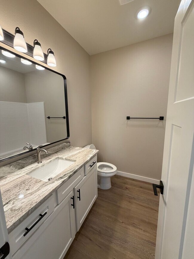 Building Photo - 3 Bed | 2 Bath House | Fridge will be add upon move in.