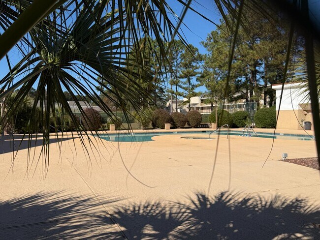 Building Photo - 1095 Plantation Dr W