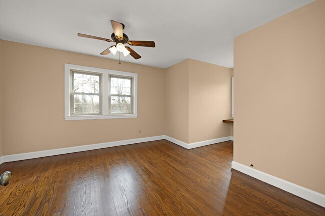 Building Photo - 109 W Poplar St