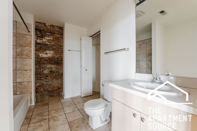 Building Photo - HUGE 1BR/1BA Close to Blue Line, Pet Friendly