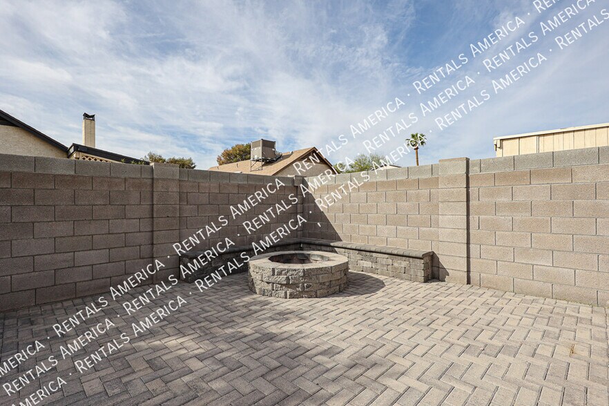 Building Photo - 1631 E Javelina Cir