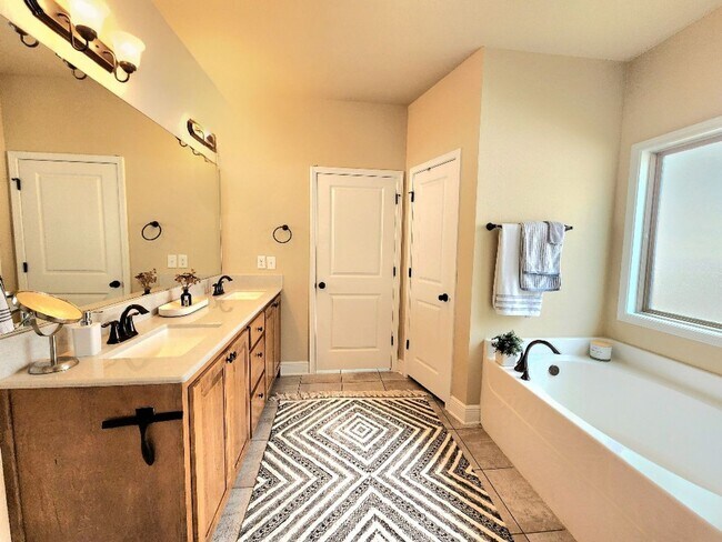 Building Photo - Discover Fine Living in this Captivating 3 Bed/2 Bath Home!