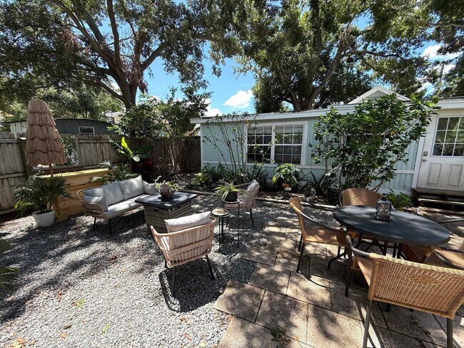 Building Photo - 2 Bedroom 2 Bath Annual Furnished Cottage ...
