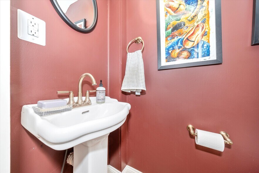 Building Photo - 15 E 5th St