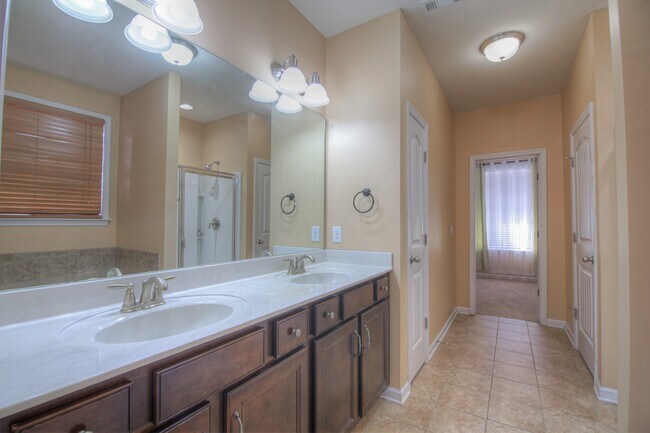 Building Photo - 2298 Dewey Dr