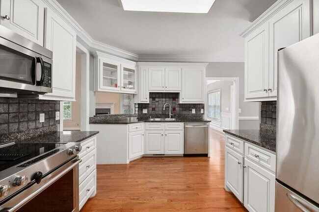 Building Photo - AVAILABLE NOW: 4 Bed 3.5 Bath in Coosaw Cr...