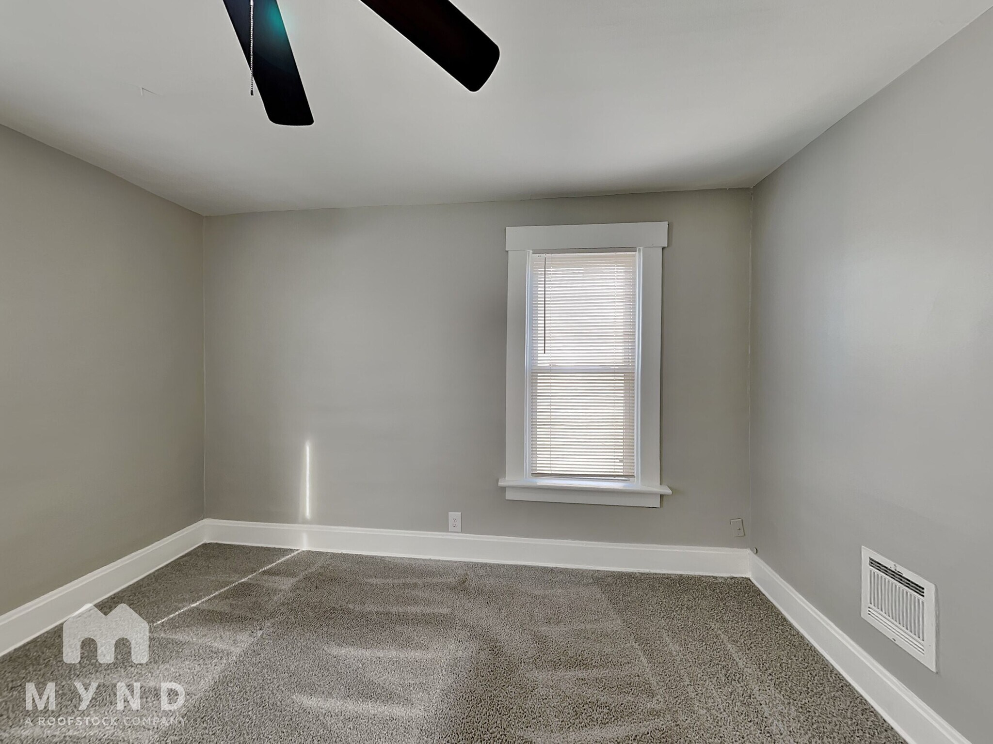 Building Photo - 153 N Oakley Ave