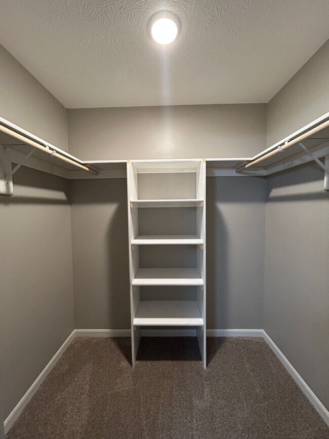 Building Photo - Spacious 4 Bedroom Duplex Near Village Pointe