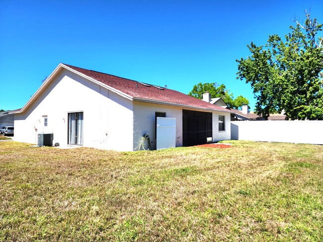 Building Photo - Charming Single-story Home; All-New Floori...