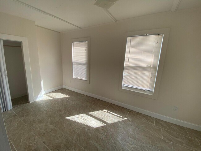 Building Photo - 817 7th St