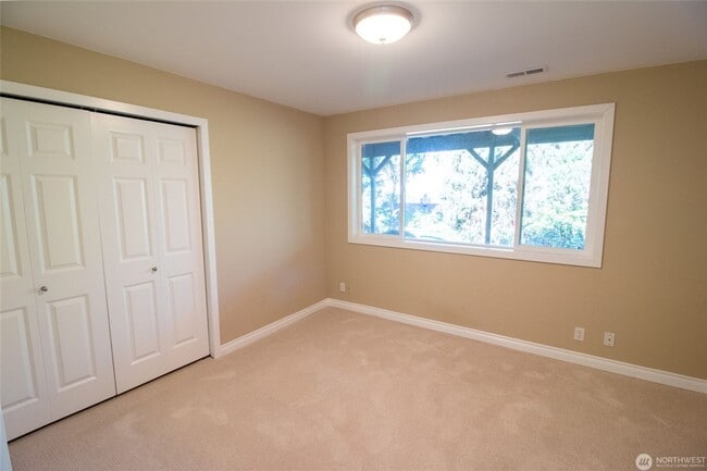 Building Photo - 4Bd/3.5Ba Bellevue Home