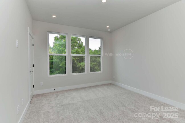 Building Photo - 2043 Clarksdale Dr