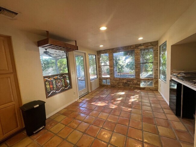 Building Photo - 6049 W Grandview Rd