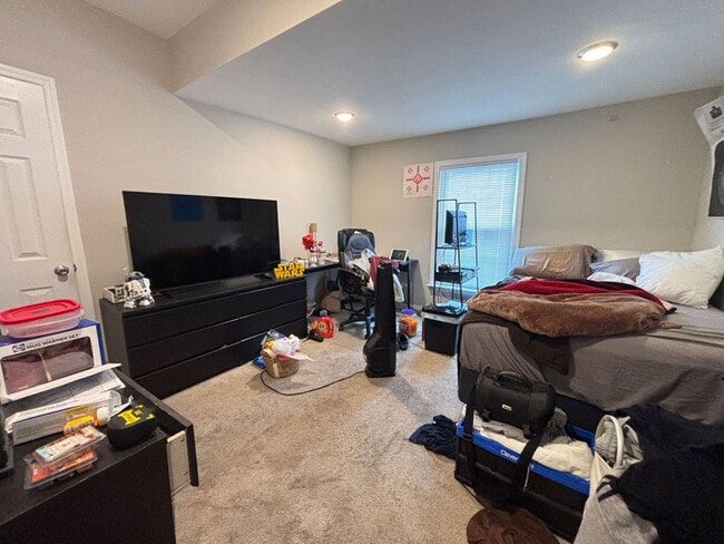 Building Photo - Available 8/15. Renovated 4 BR Home Downtown!