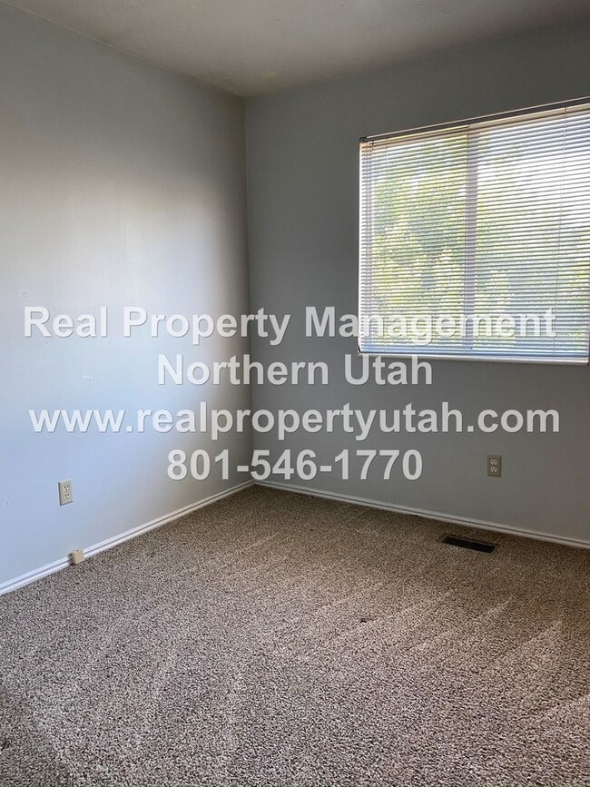 Building Photo - 5 Bedroom Home In West Point Available Now!