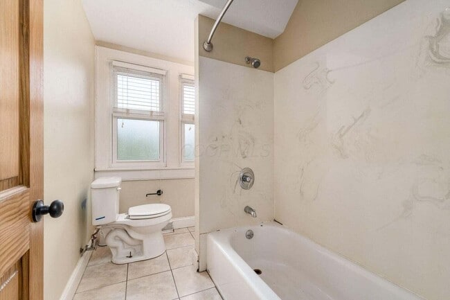 Building Photo - 2339 Summit St