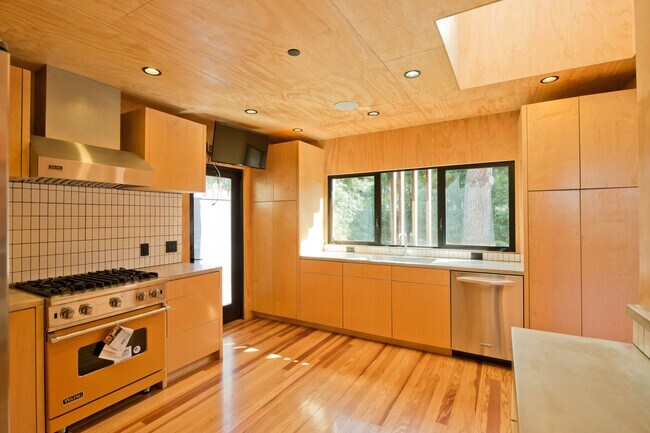 Building Photo - 2460 Beverley Ave