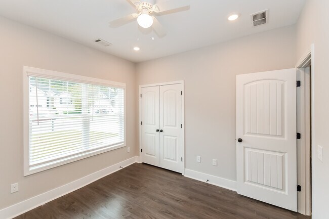 Building Photo - 55 Greyfield Dr