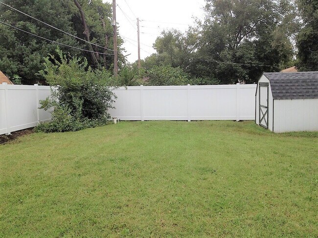 Building Photo - 3 bed 2 bath Riverside Home