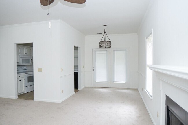 Building Photo - Two Bedroom Townhome!