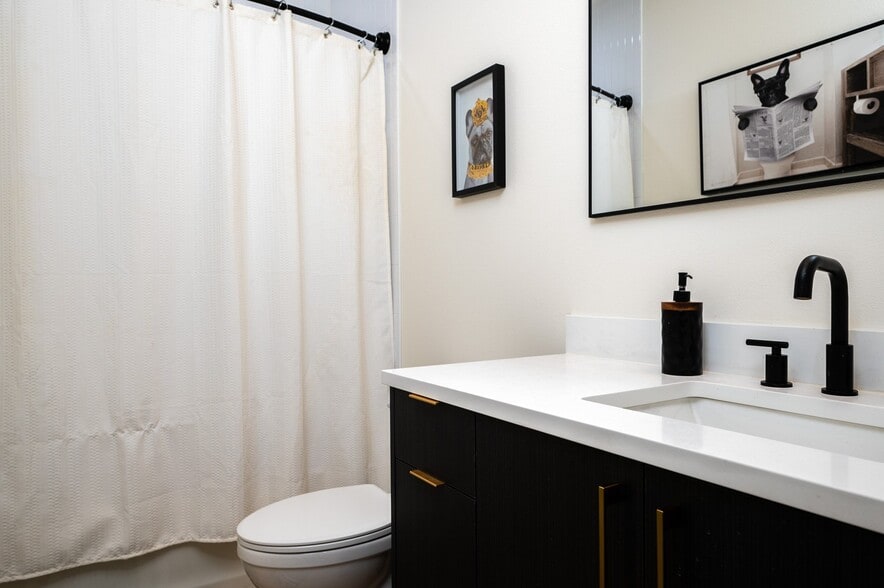 Building Photo - 1224 W 24th St