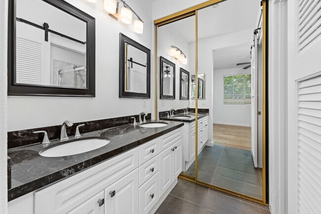 Building Photo - 10722 Sabre Hill Dr