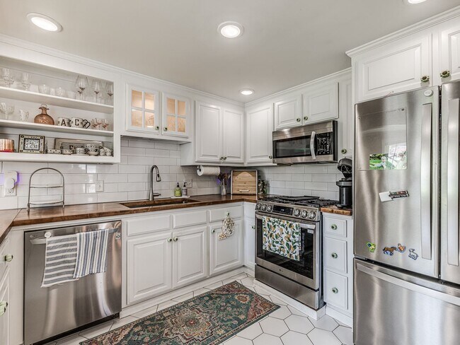 Building Photo - Beautiful 3bedroom/2 bathroom/1 Car Garage...