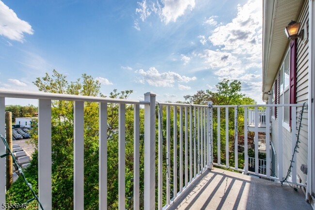 Building Photo - 129 Rock Creek Dr