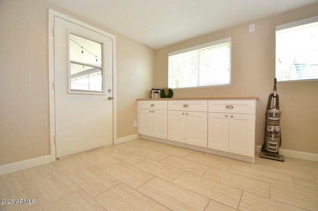 Building Photo - 816 E Seldon Ln