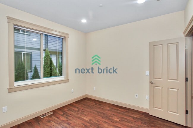 Building Photo - 4 BED & 2.5 BATH TOWNHOUSE FOR RENT