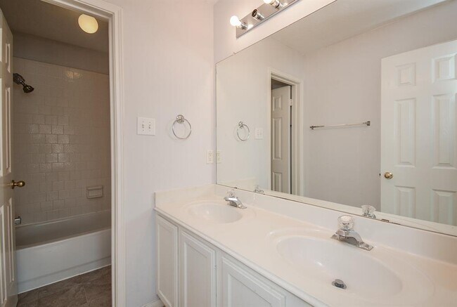 Building Photo - 623 Airybrook Ln
