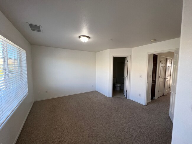 Building Photo - Beautiful  2 master suites Townhome