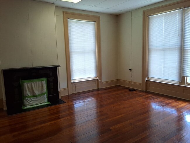 Building Photo - 204 N Mulberry St