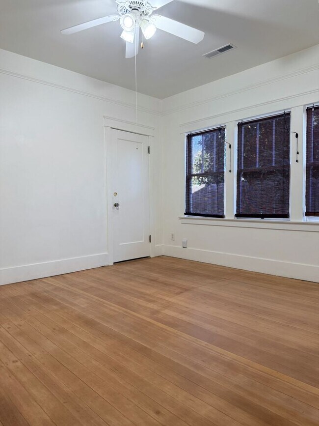 Building Photo - 838 W 19th St
