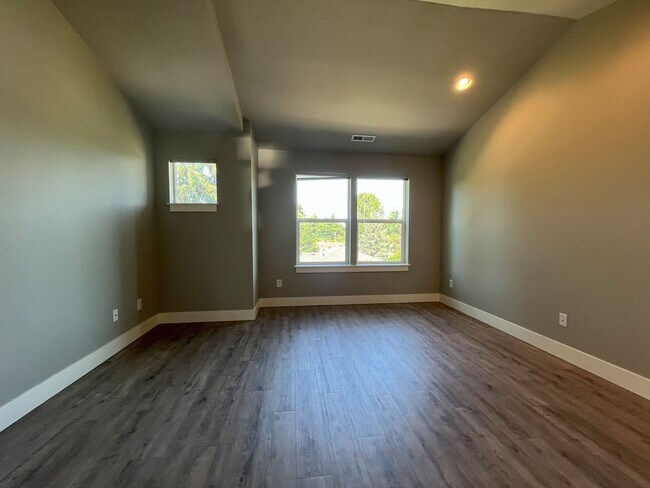 Building Photo - Elegant Three-Bedroom Home with Updated Kitchen & Vaulted Ceilings