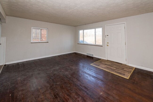 Building Photo - PRICE HILL-NICE 3 BEDROOM 1 BATH RANCH with