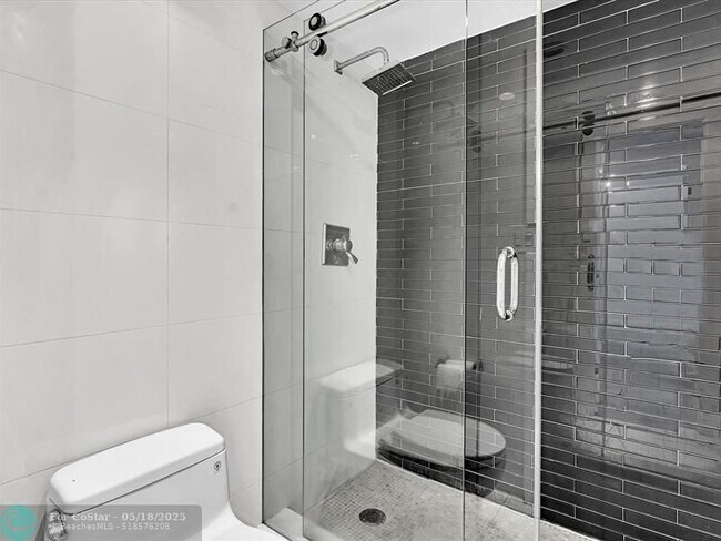 Building Photo - 300 Bayview Dr