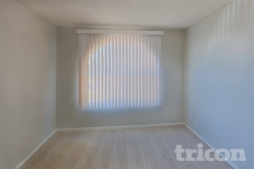 Building Photo - 601 E Palomino Dr