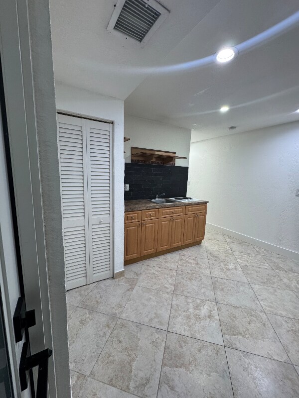 Building Photo - 1521 E 7th Ct