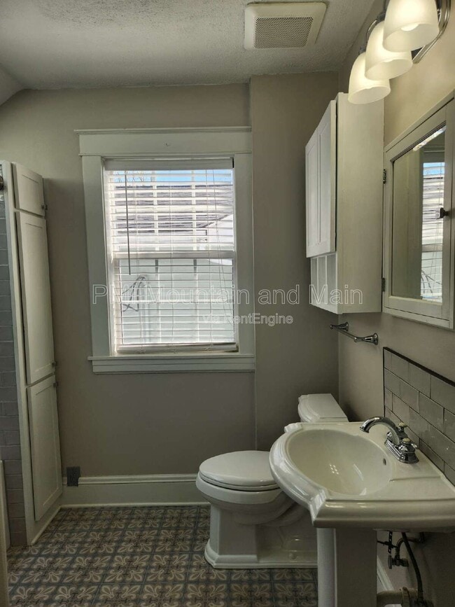 Building Photo - 39 Westover Dr