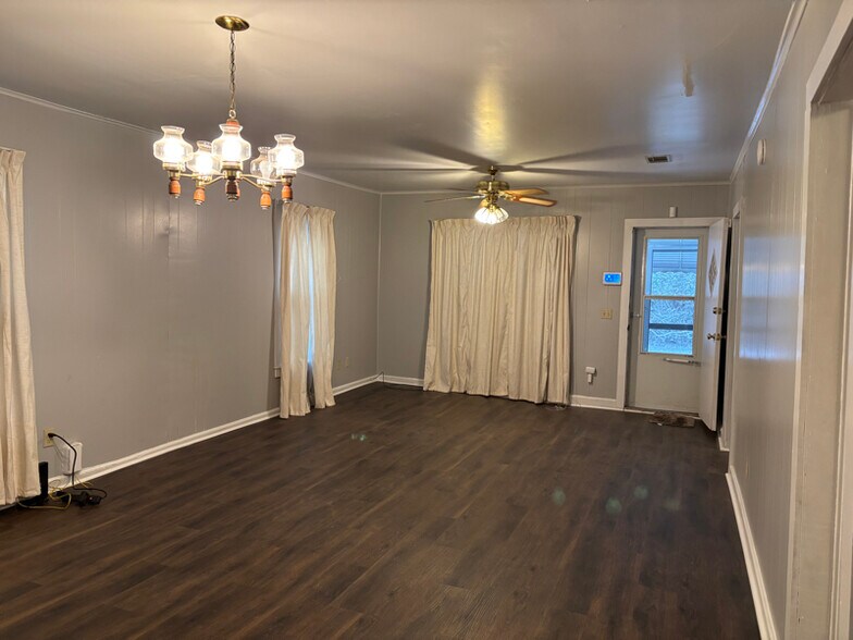 Building Photo - 319 Railroad St