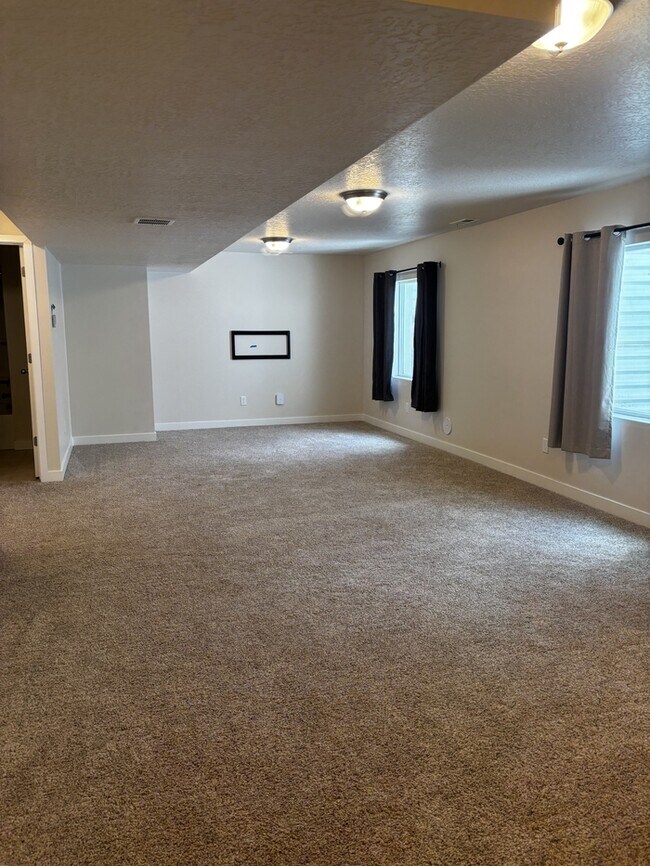 Building Photo - Convenient location