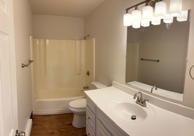 Building Photo - 1324