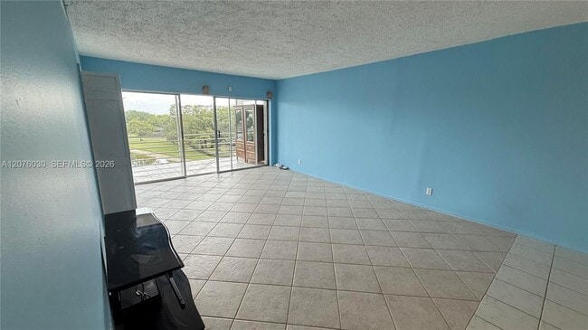 Building Photo - 2751 N Palm Aire Dr