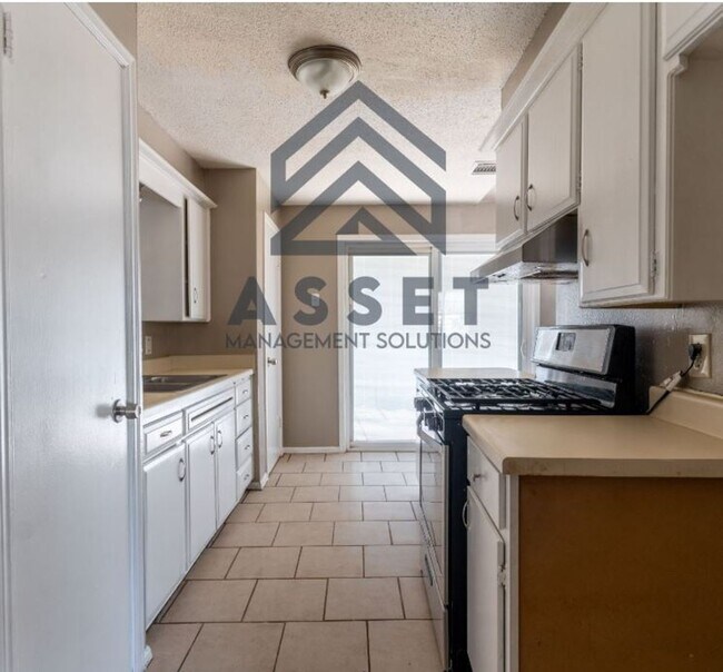 Building Photo - Cute 4 bedroom House