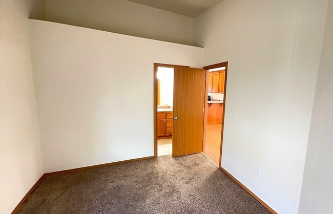 Building Photo - 2 bed 2 bath Duplex in Monmouth